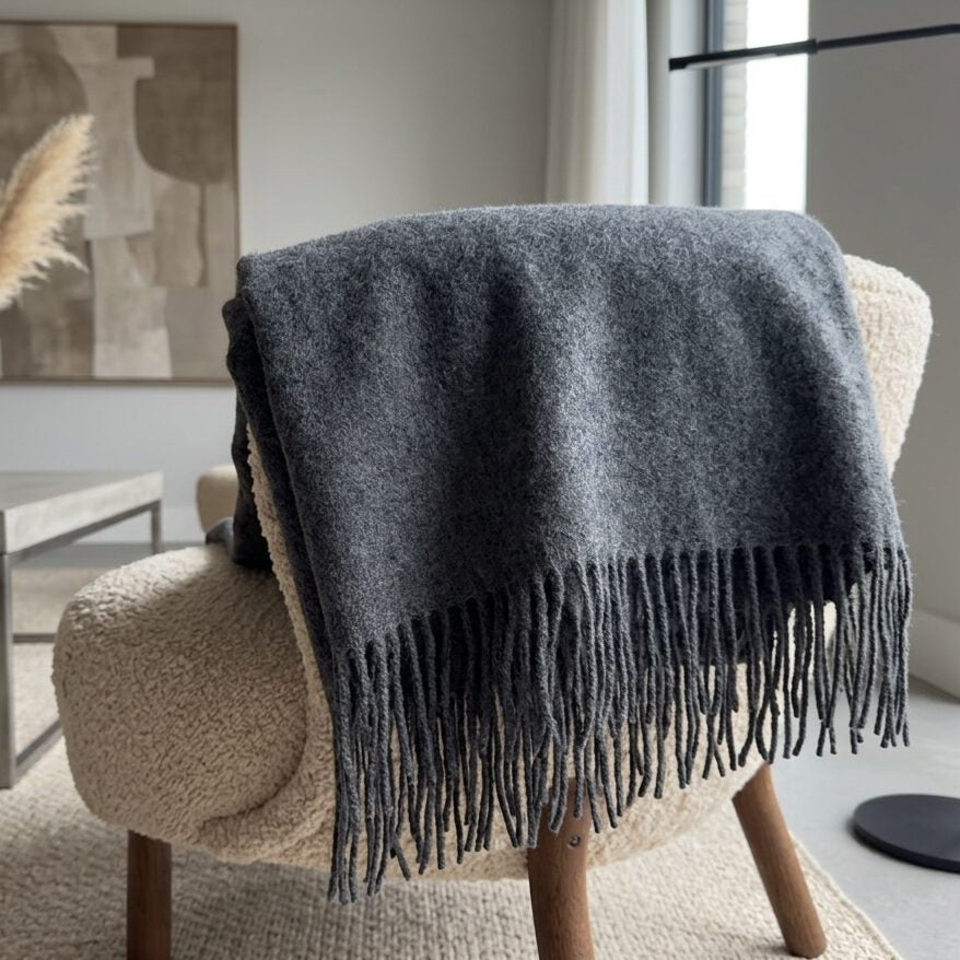 Pleds FARO , 140x200, 90% merino vilna, 10% kašmirs, tumši pelēks interjerā