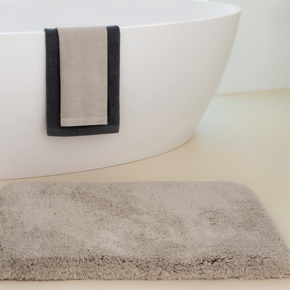 Biezs frotē vannas paklājs FEEL, 100% BCI cotton, memory putas, stone, pelēkbēšs, interjerā