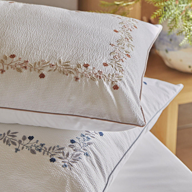 Постельное белье FLORA из жатой ткани с вышитыми цветами.