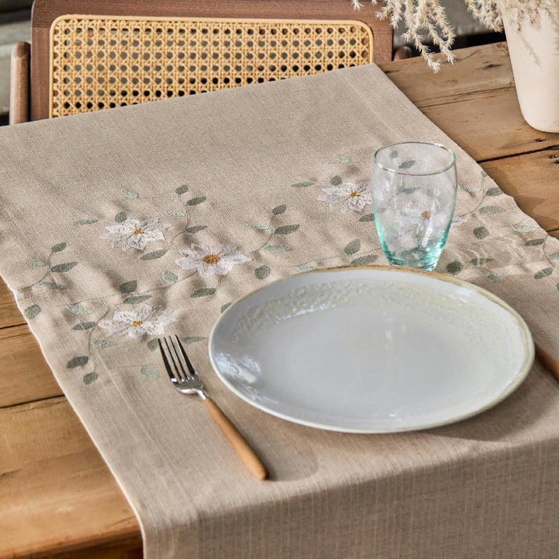 galda celiņš GARDENIA, 60% polesters, 40% lins, lina krāsā ar izšutu ziedu rakstu, interjerā