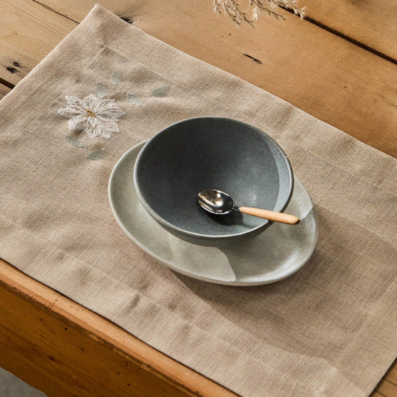 galda salvete GARDENIA, 60% polesters, 40% lins, lina krāsā ar izšutu ziedu rakstu, interjerā