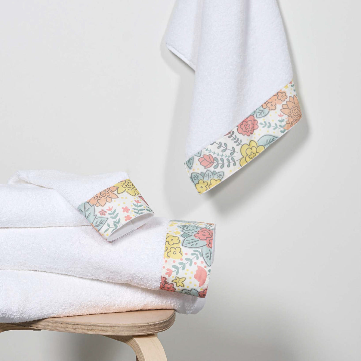 Frotē dvieļu komplekts PEACEFULL, 100% kokvilna, balts ar krāsaino ziedu malu