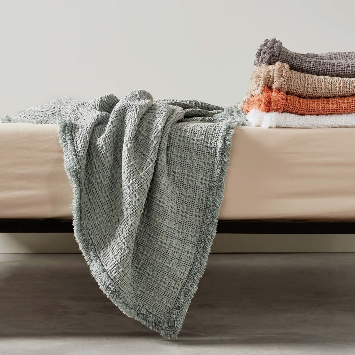 Pleds PICK, 100% kokilna, zaļš, pelēks bēšs, oranžš, balts, interjerā