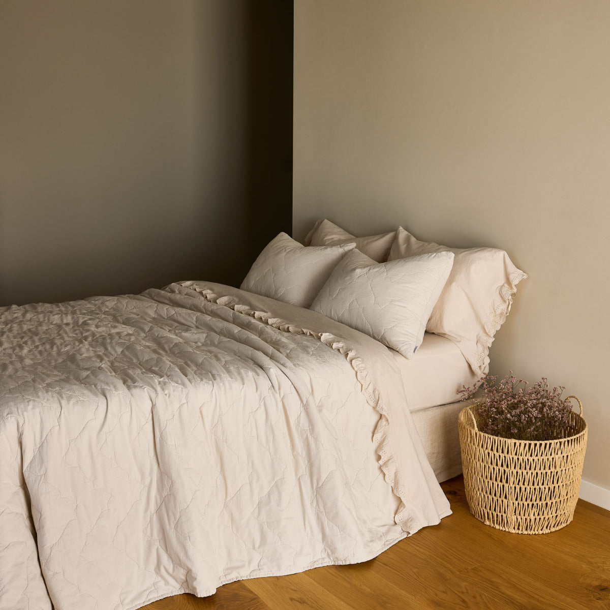 Gultas pārklājs LOVER ar pildījumu, 100% BCI cotton, bēšs, interjerā