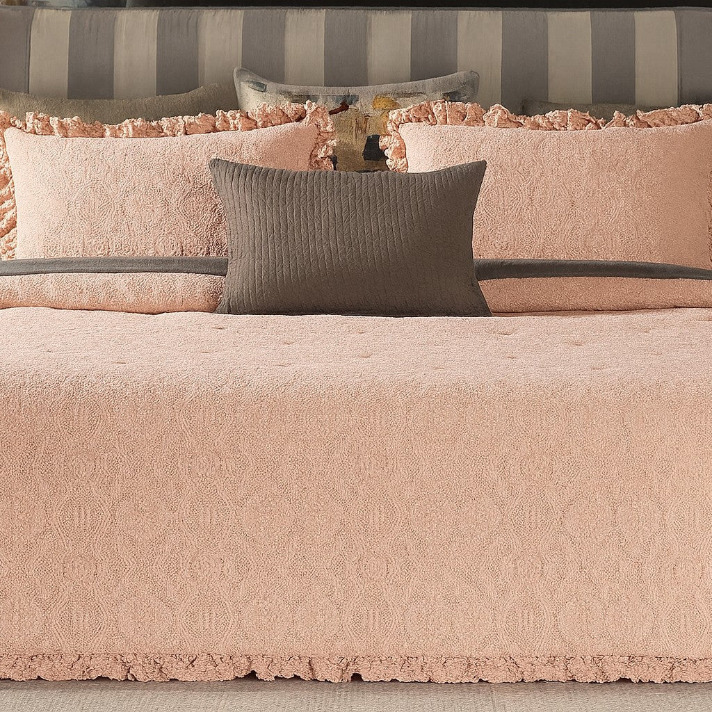 Gultas pārklājs ar pildījumu ar dekoratīviem spilveniem ZEĪRS, 100% kokvilna, mēžģinu faktūra, aprikošu krāsa, interjerā