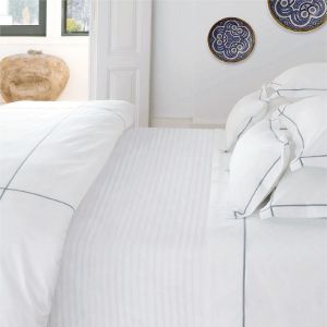 Segas pārvalks CLASSIC HOTEL 140x200  (Queen size) white/blue (balts ar zilo apdari)